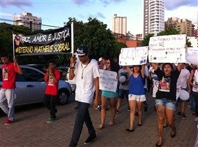 Família e amigos de jovem que morreu em acidente fazem passeata em Maringá